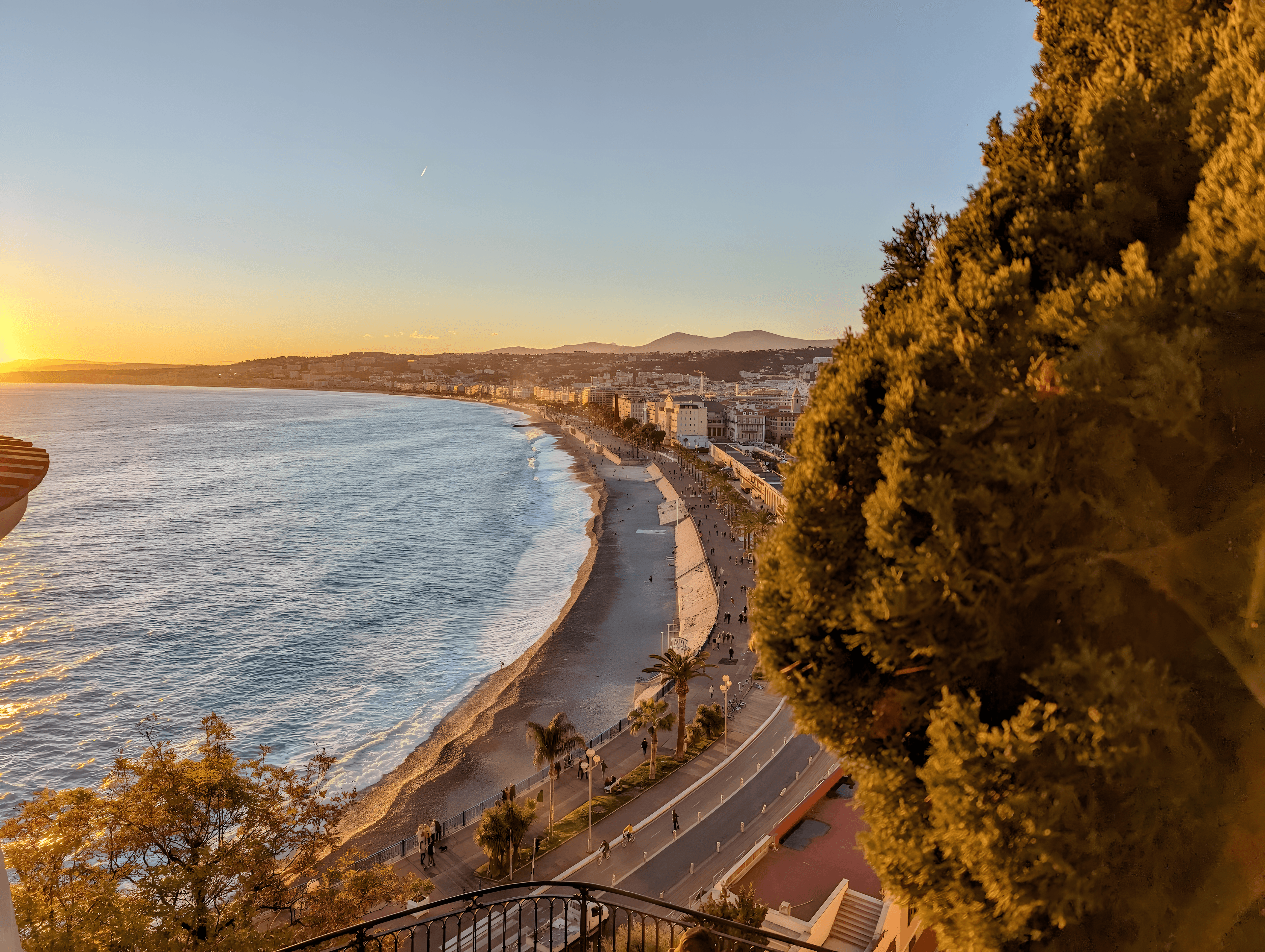 Proximity to Promenade des Anglais