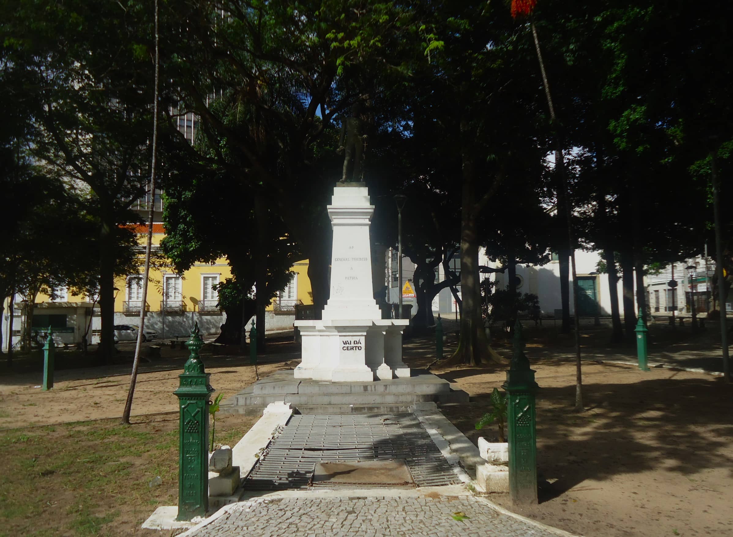 Leafy Square Ambiance
