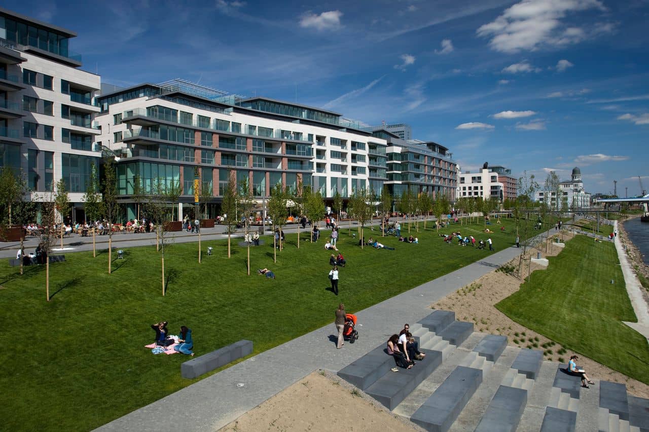 Promenade Strolls & Picnics