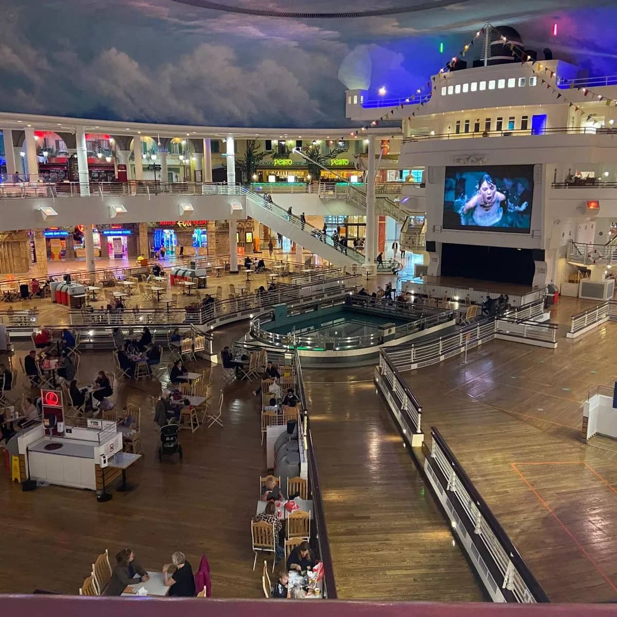 Expansive Food Court