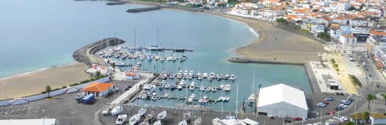 A baía da Praia da Vitória, vista do Miradouro do Facho