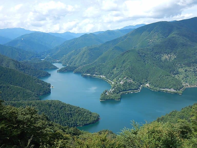 登山途中から見える奥多摩湖