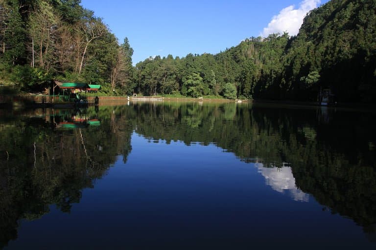 The reflectionsof the Lake