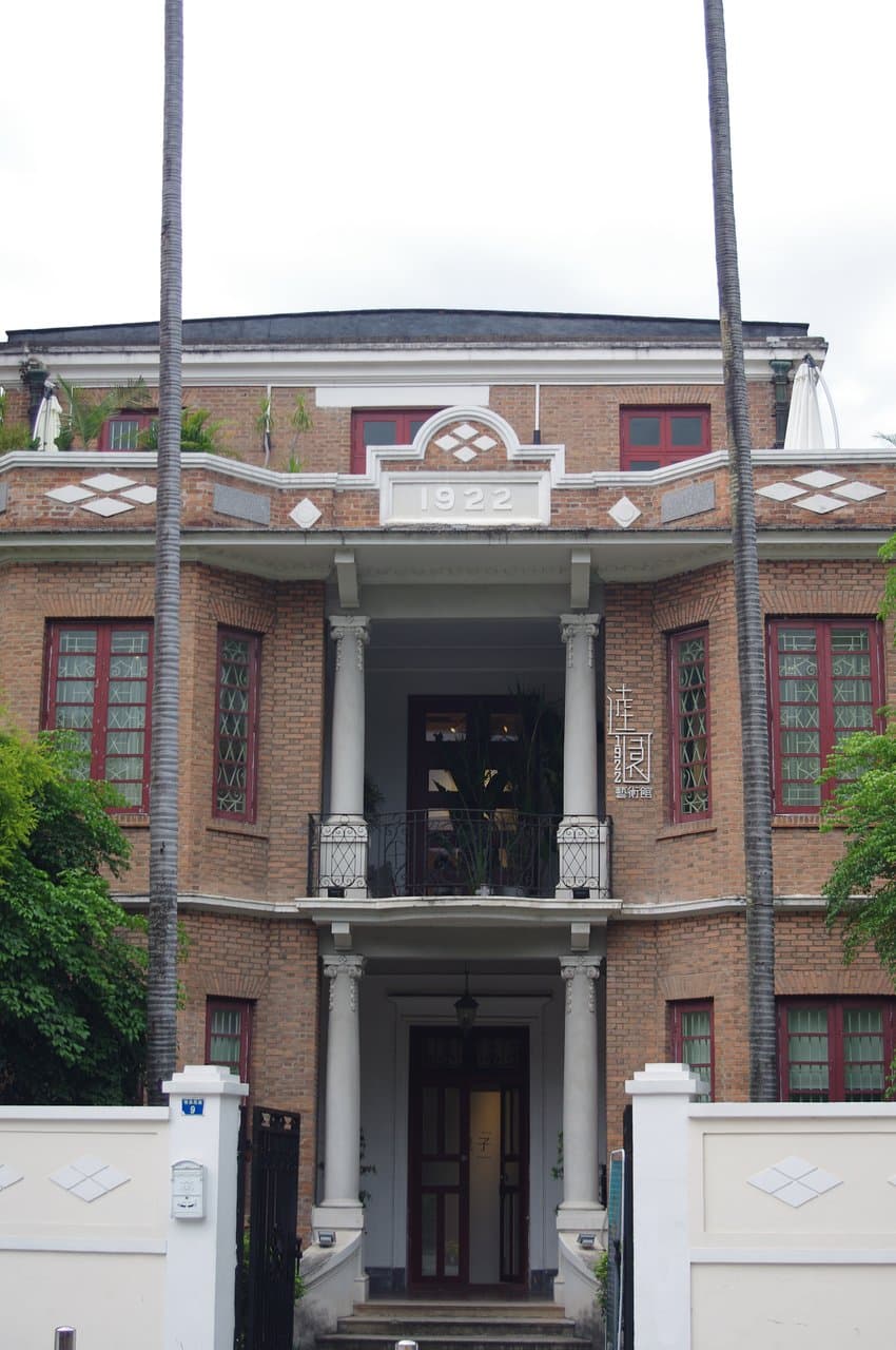 The 1922 house, now an art gallery, shop and cafe. Well worth wandering in.