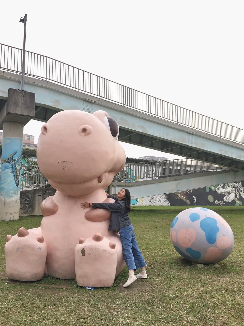 這是華中橋新蓋的恐龍公園!裡面有恐龍雕像可以合照
也有很多小朋友在那邊玩!恐龍很可愛~在那邊散散步拍拍照很好消磨時間