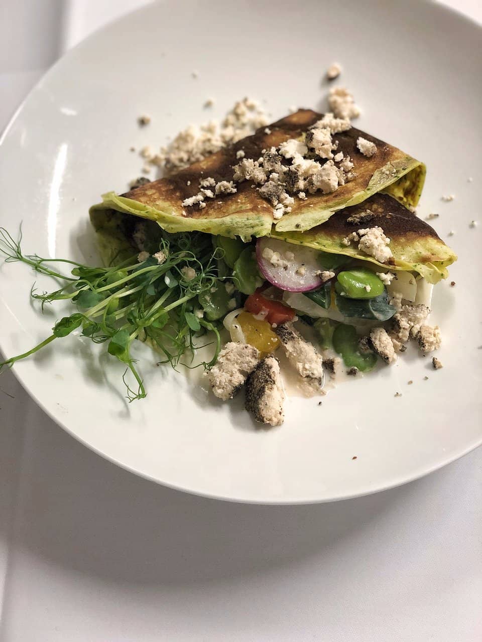 Bärlauchcrèpe gefüllt mit Frühlingsgemüse