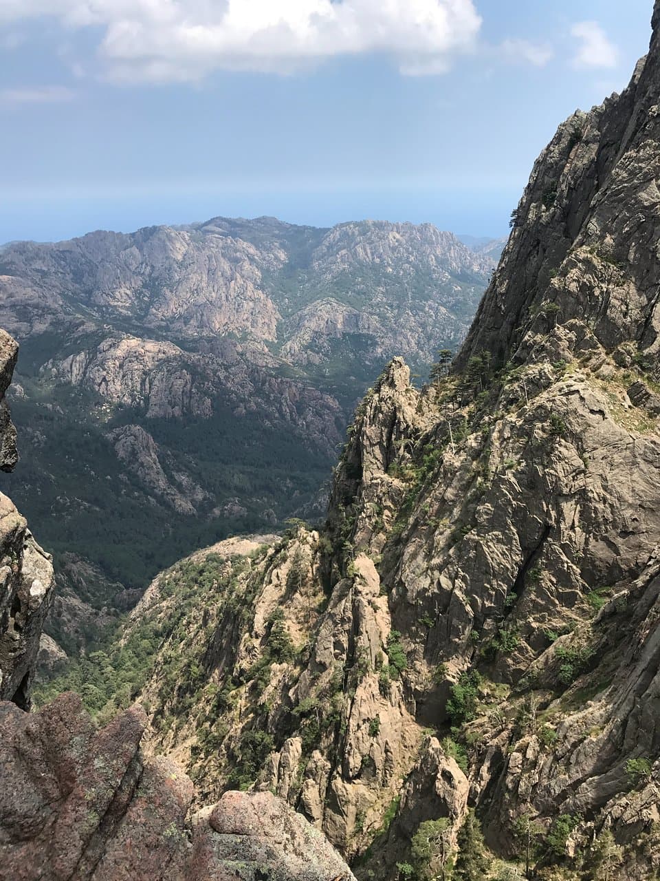 Vue de l'autre côté du trou de la bombe