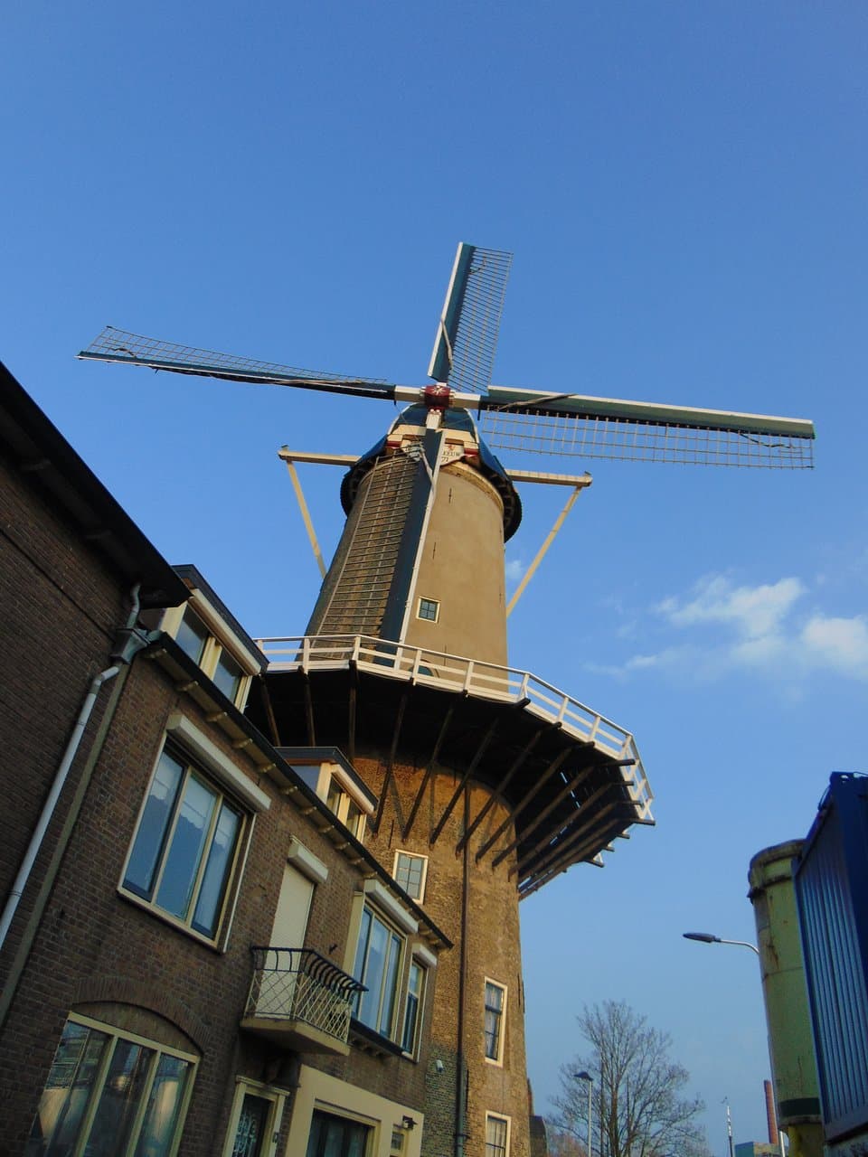 Z bliska widać, ze stoi na budynku młyna