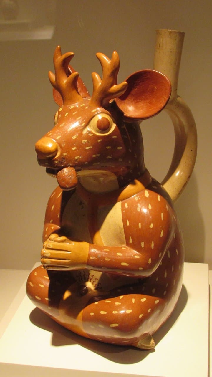Botella escultórica Mochica con representación de un venado antropomorfo con mas de 1200 años