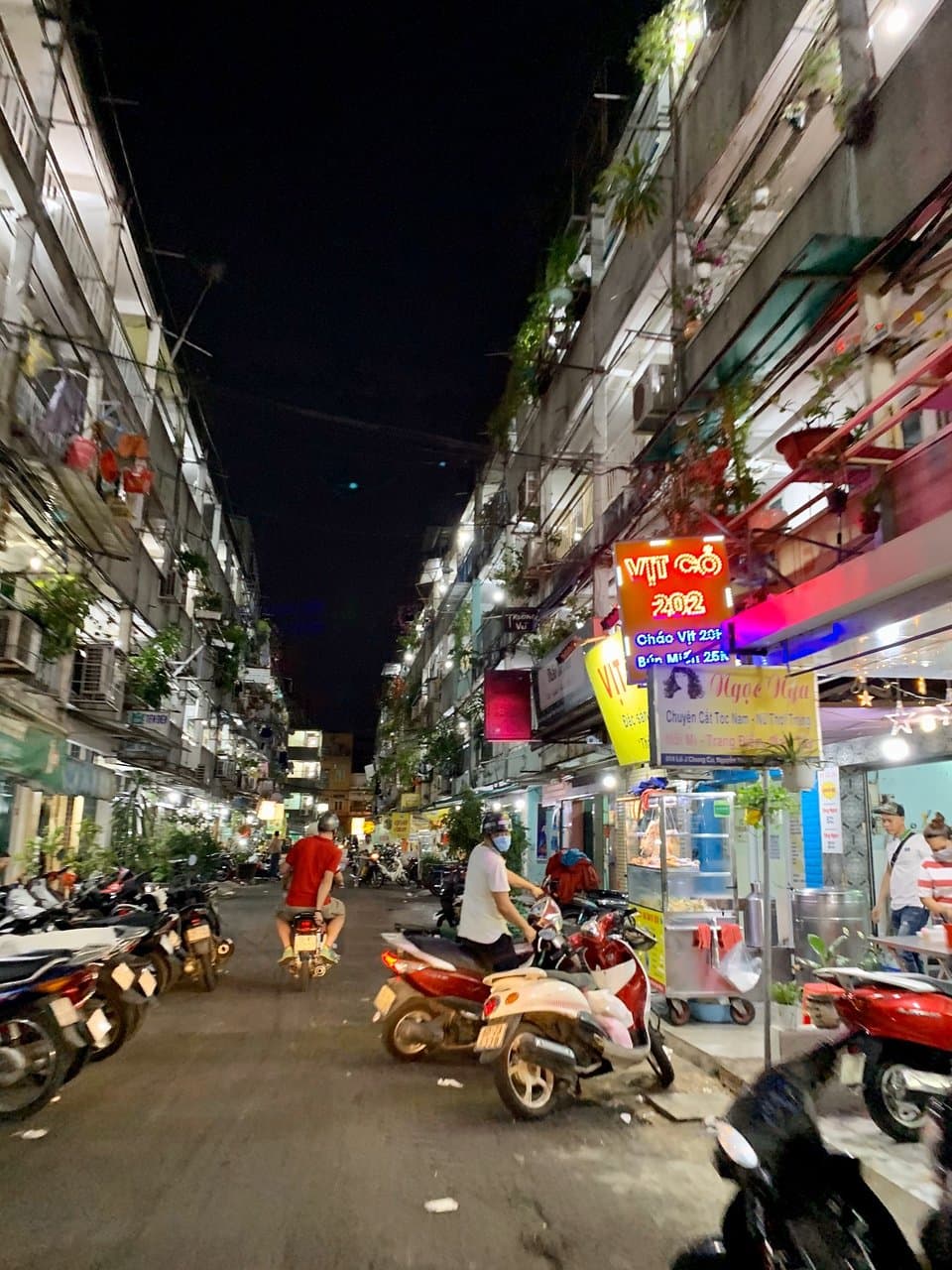 Spannendes Wohnviertel, das 1968 von den Amerikanern als Baracken erbaut wurde. Insgesamt sind es 11 Wohnviertel, die früher jeweils aus 100 Wohnungen bestanden. Hier bekommt man einen Einblick in das echte Leben.