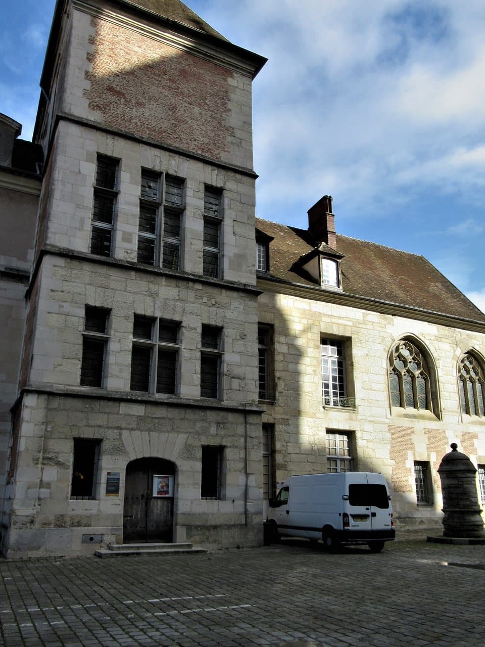 Le vieux puits devant le Musée Bossuet