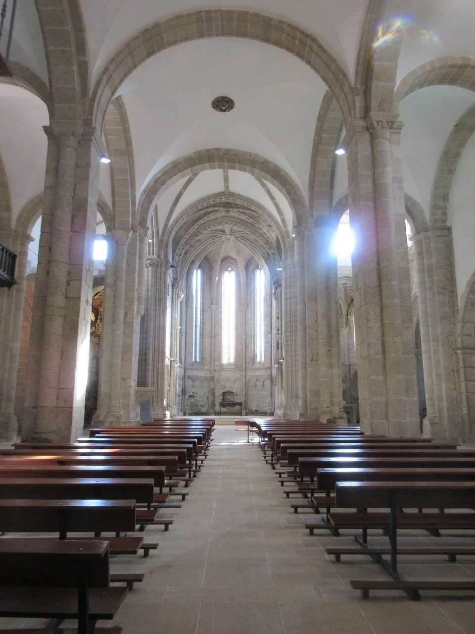 Nave and Apse in the Romanesque style: round arch, groin vault, cruciform pillars...