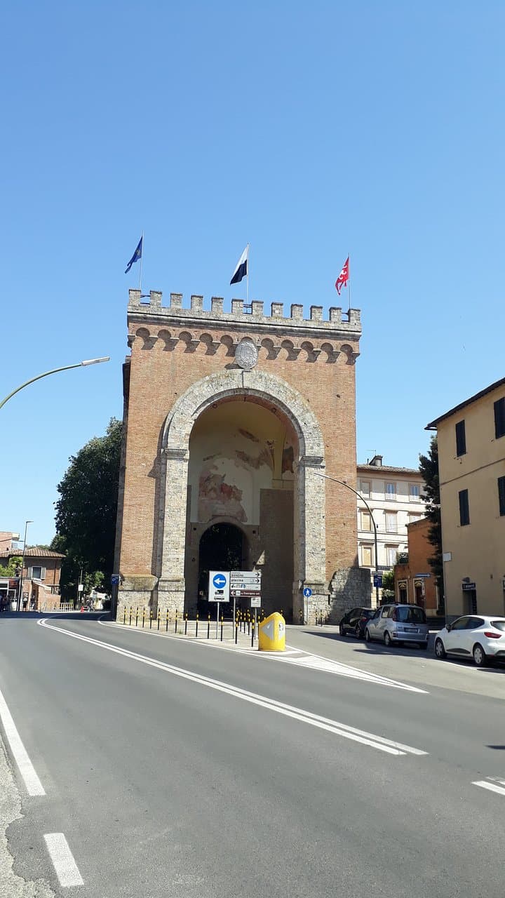Stazione di Siena, llegando al casco histórico de la ciudad desde la estación de tren