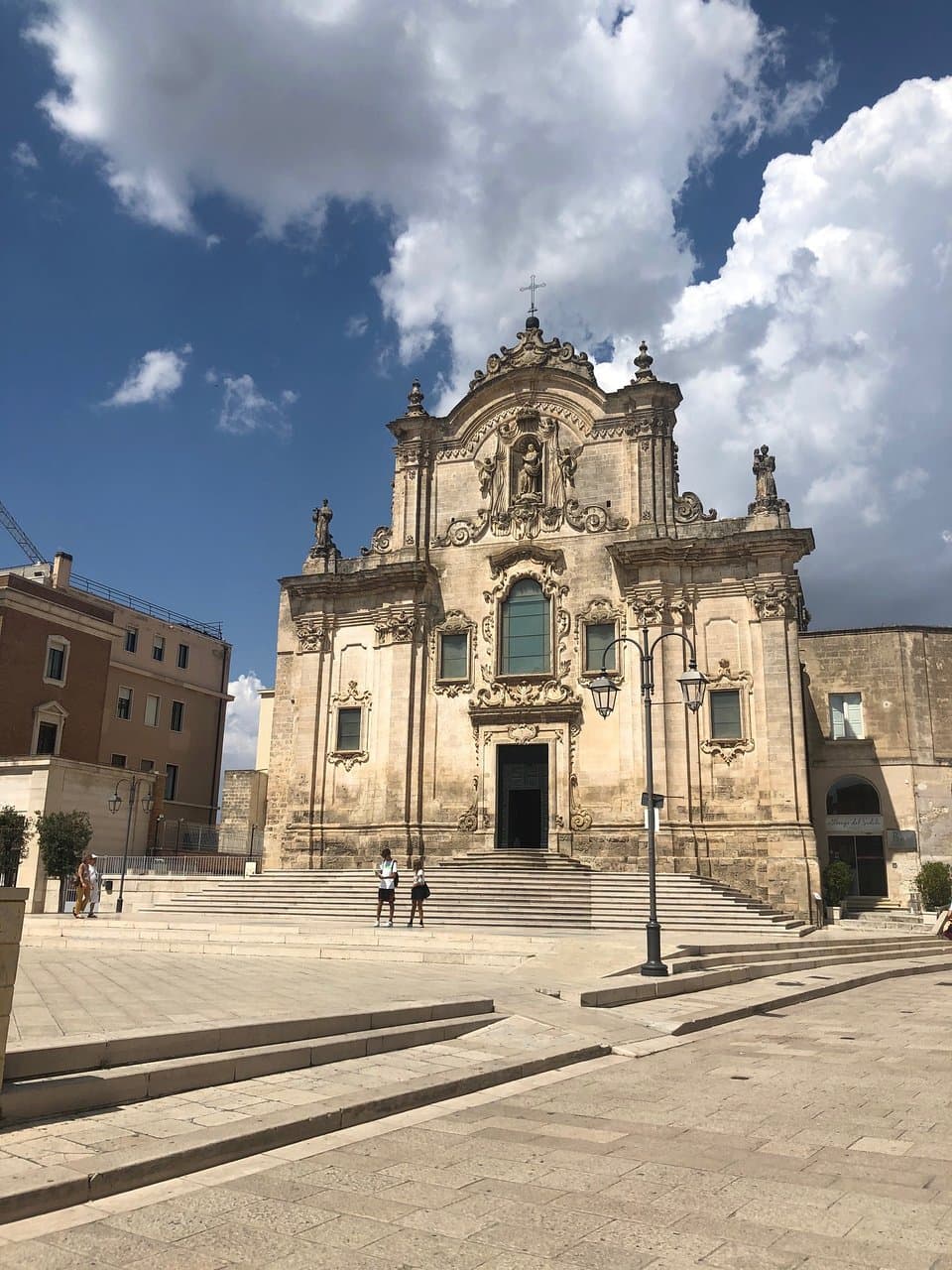 Dalla destra della chiesa di San Francesco di Assisi, si accede alla P.za del Sedile