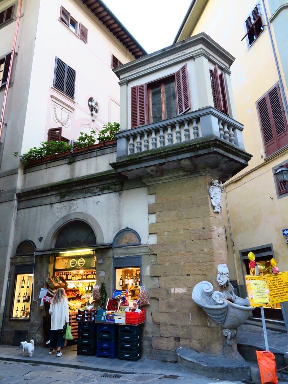 L'elegante belvedere sopra la fontana dello Sprone