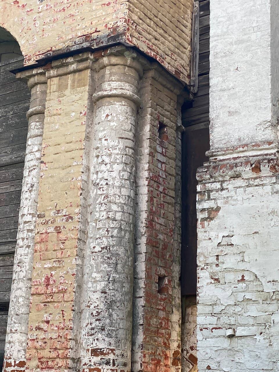 Dual-Tiered Structure