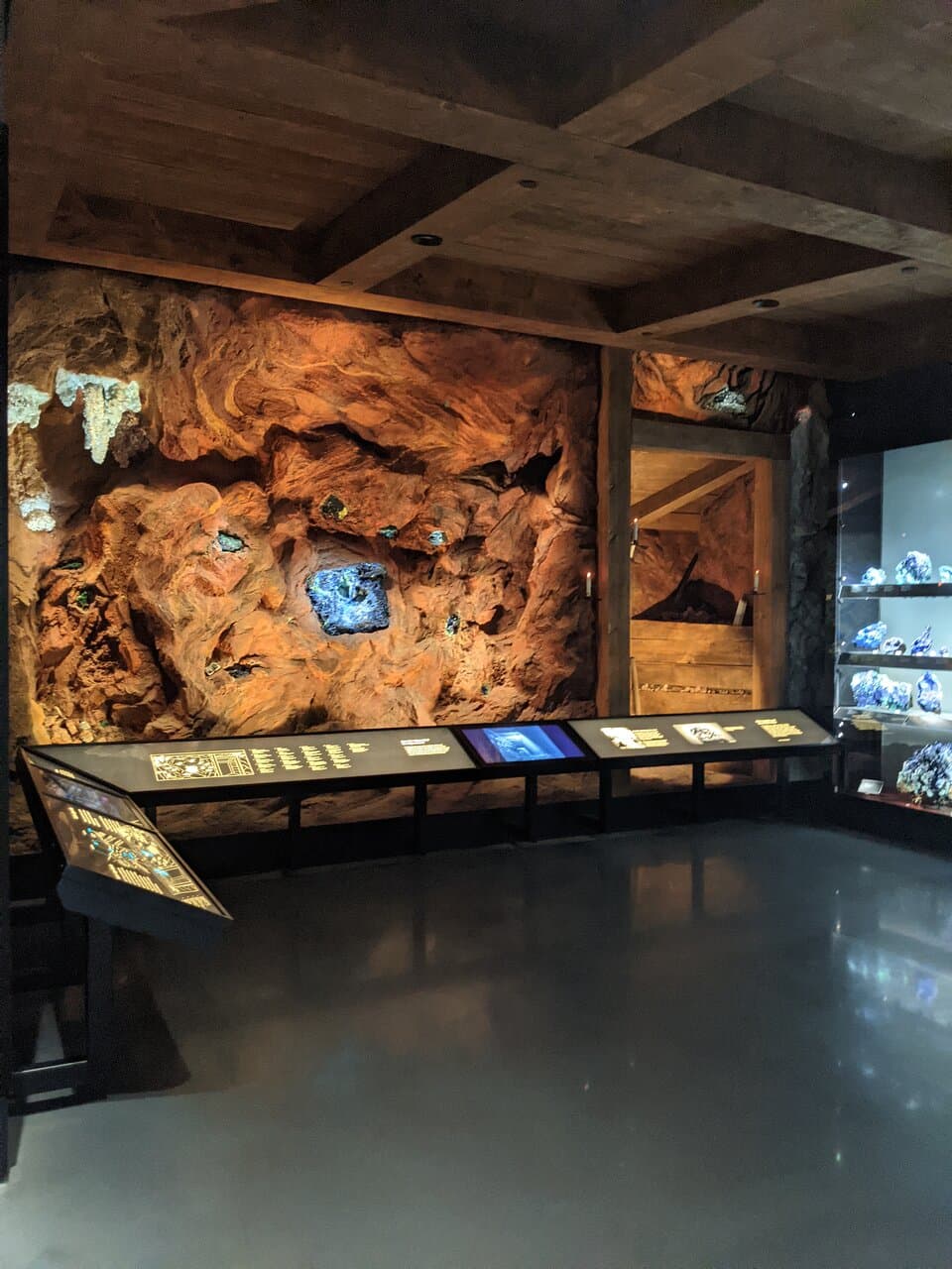 The azurite mining stope is located in the beginning of the Arizona Gallery. The stope is a recreation modeled after a real Bisbee mining stope in the Copper Queen Mine (Bisbee, AZ).