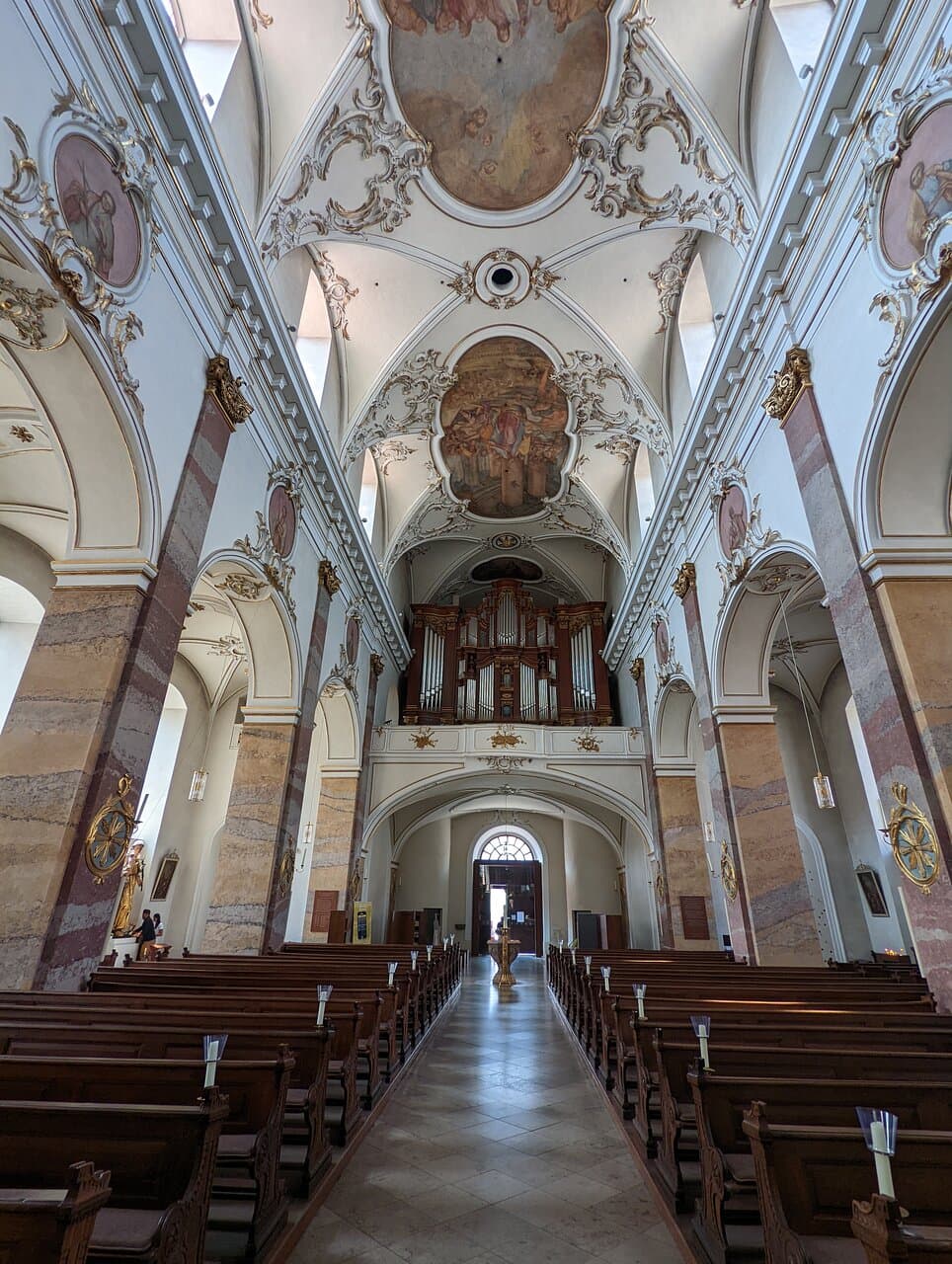 Die Pfarrkirche St. Blasius in der Altstadt von Fulda (leicht erreichbar vom Barockviertel) ist eine der imposanteren Kirchen der Stadt und lohnt einen Besuch, wenn man in der Nähe ist. Sie stammt ebenfalls aus dem Barock, wurde 1785 fertig gestellt, und ist entsprechend etwas verspielt in den Formen. Direkt in der Fußgängerzone, in der Nähe findet man zahlreiche Cafés und Restaurants. Tagsüber frei besuchbar.