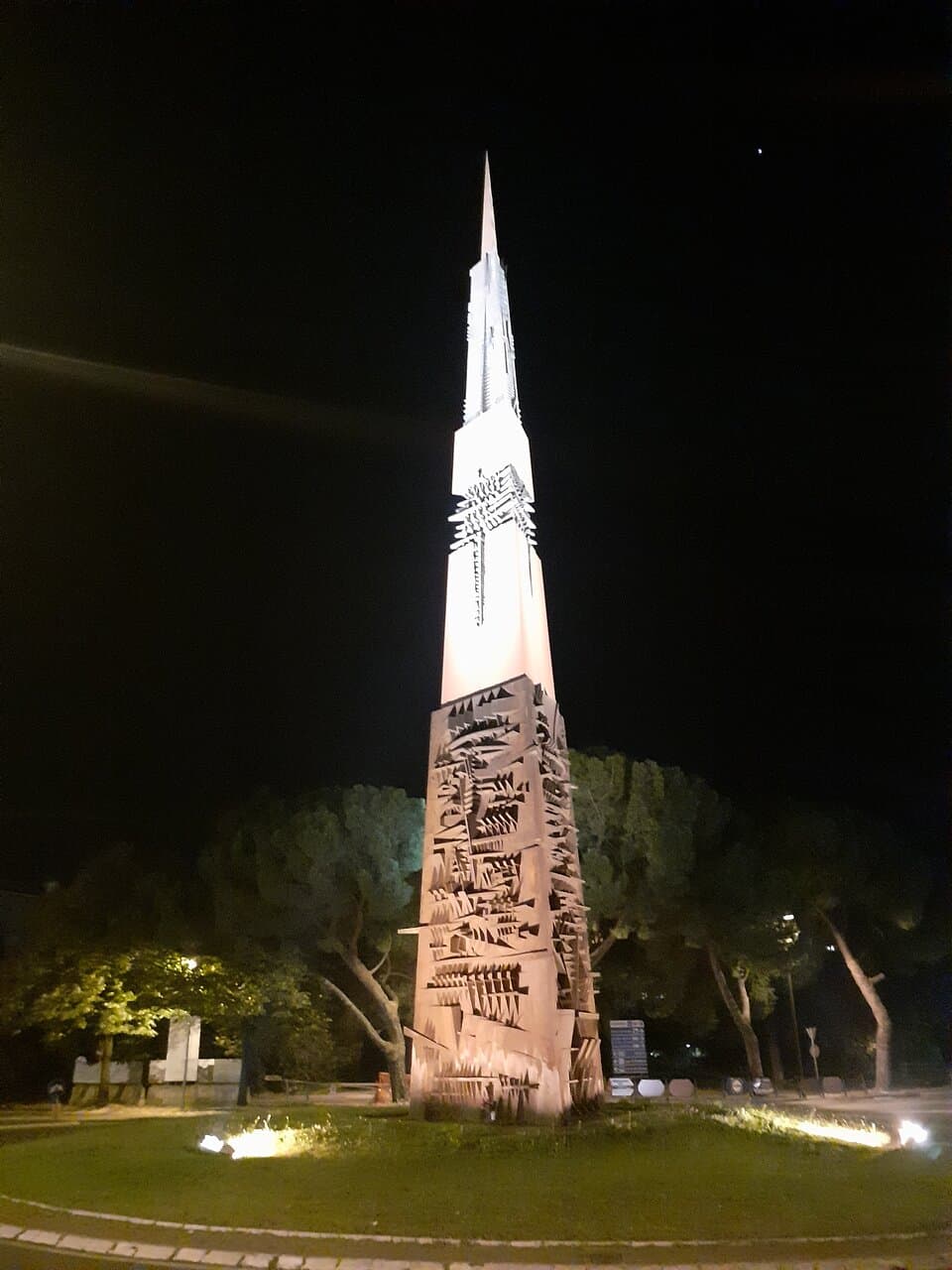 Lancia di Luce di notte