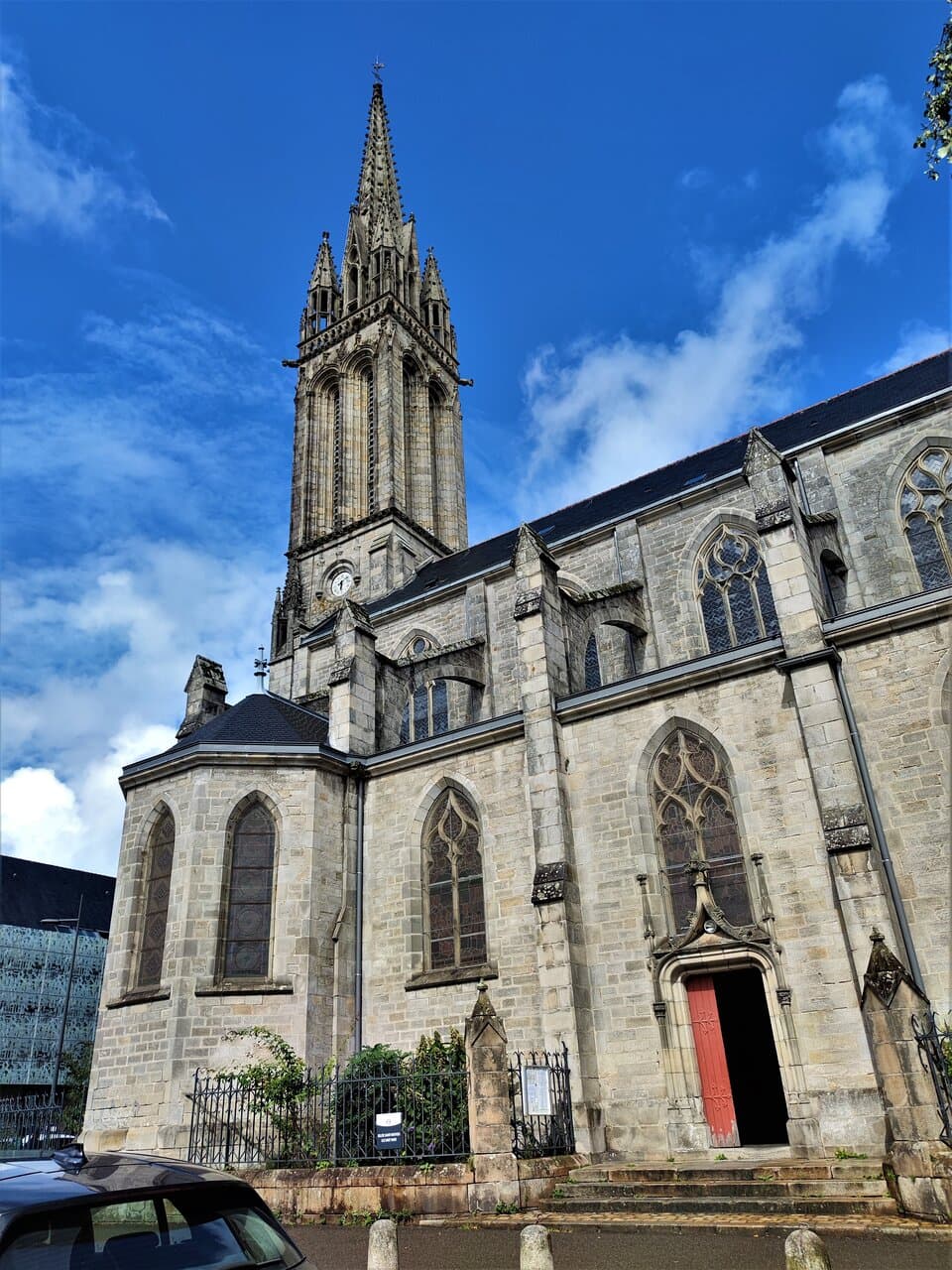 Elle mérite une visite, l'occasion d'une balade dans Quimper. Il y eut à cet endroit une église romane puis une église gothique qui fut entièrement reconstruite à la fin du 19ème, c'est l'église actuelle. Ouverte et accueillante en ce mois de septembre 2022, elle est moins prestigieuse que la cathédrale (fermée entre 12h et 14h) et moins fréquentée. Vaste édifice très lumineux, elle reste chaleureuse malgré de belles élévations. Les vitraux, dont certains du 16ème, sont superbes.