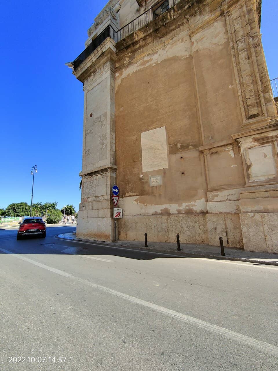 Dual Facade Architecture