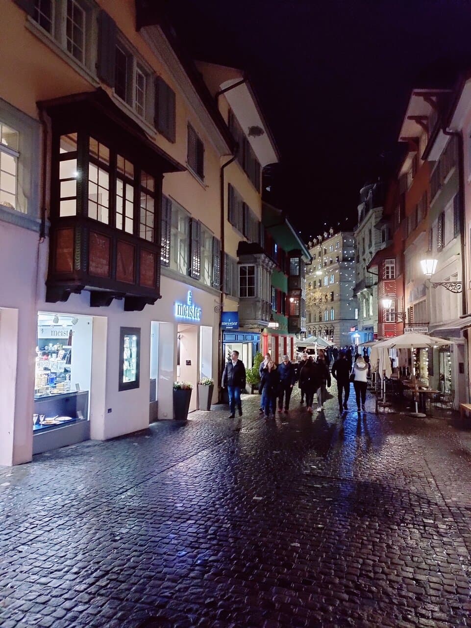 Evening view of the street. On the left, some characteristic houses with "Erkel" (corbelled loggias).