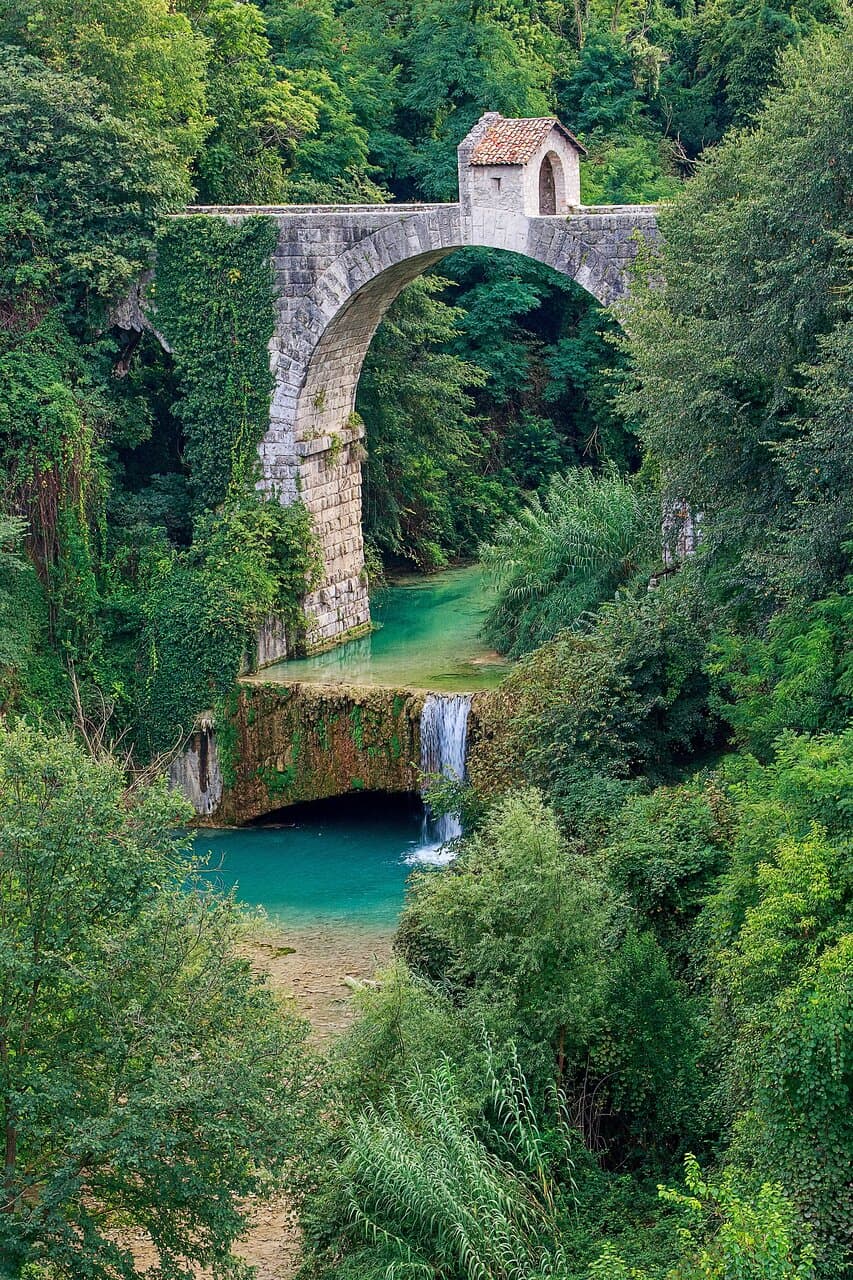 Most Cecco nedaleko od historického centra Ascoli Piceno, spojuje břehy potoka Castellano. Most je římským dílem republikánského období. Za druhé světové války ho vyhodili do vzduchu Němci, v roce 1971 byl věrně přestavěn z původního materiálu. Cecco most je 43 metrů dlouhý a čtyři metry široký, má dva asymetrické oblouky. Říká se mu Cecco, protože podle středověké legendy byl postaven s pomocí ďábla slavným učencem a astrologem Francesco Nobilim známým jako Cecco d'Ascoli a to za jedinou noc.