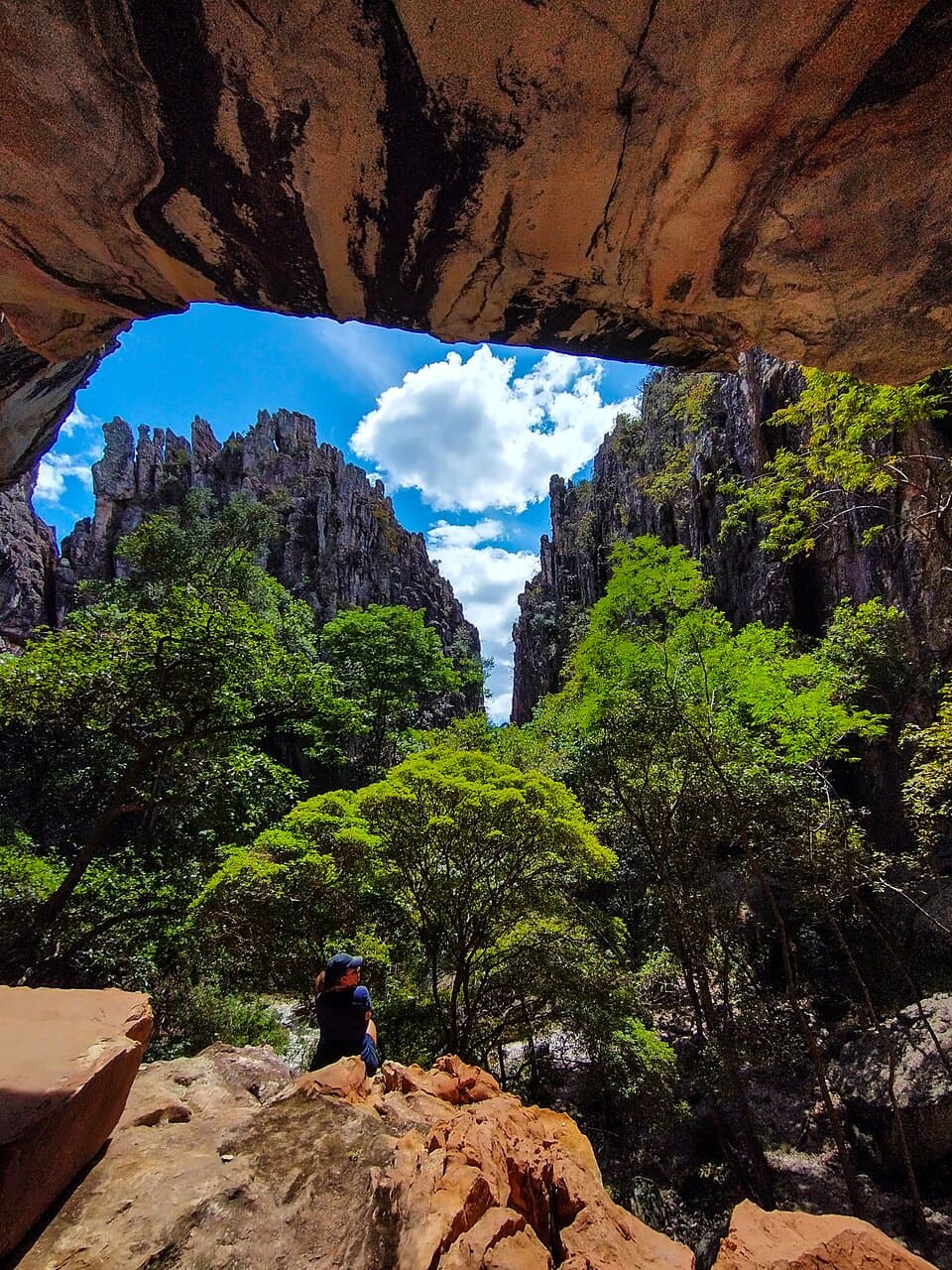 Próximo à entrada da gruta é um lugar bom para sentar e apreciar com calma (o guia Ailton é um excelente fotógrafo, parabéns querido!)