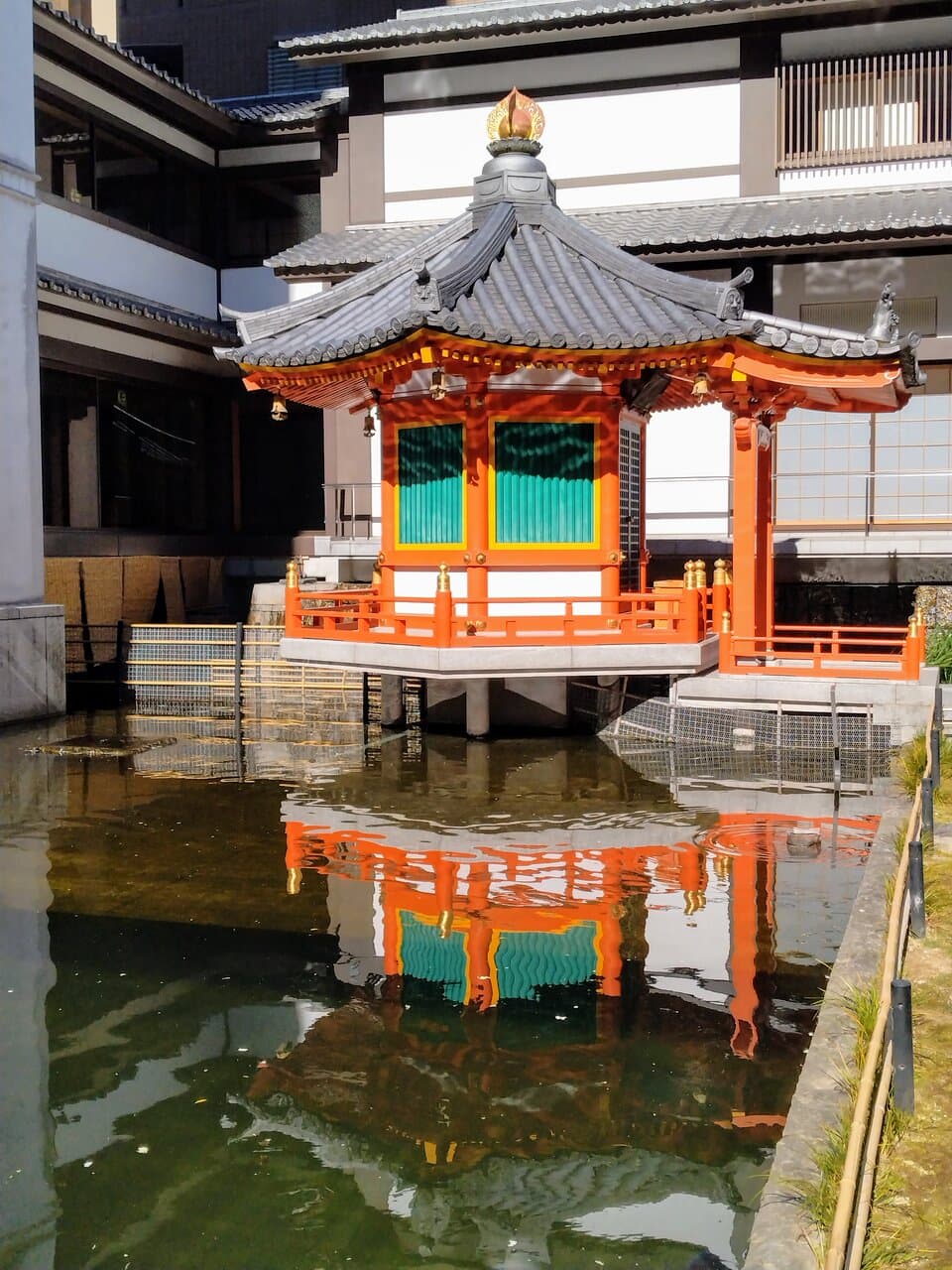 六角堂 池の隅の朱色鮮やかな太子堂と映り込み 2024年5月8日