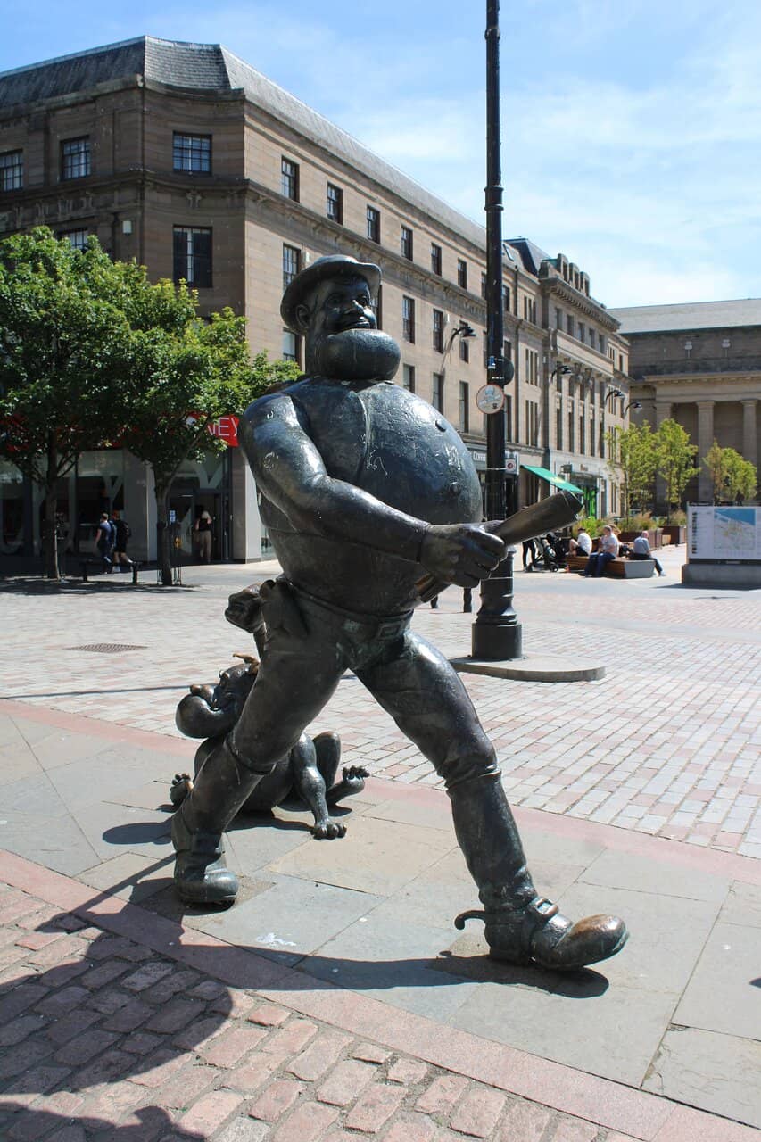 Minnie the Minx Statue