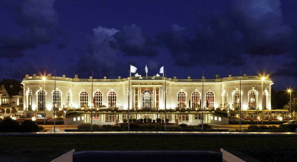 Façade du Casino vue de nuit © Fabrice Rambert
