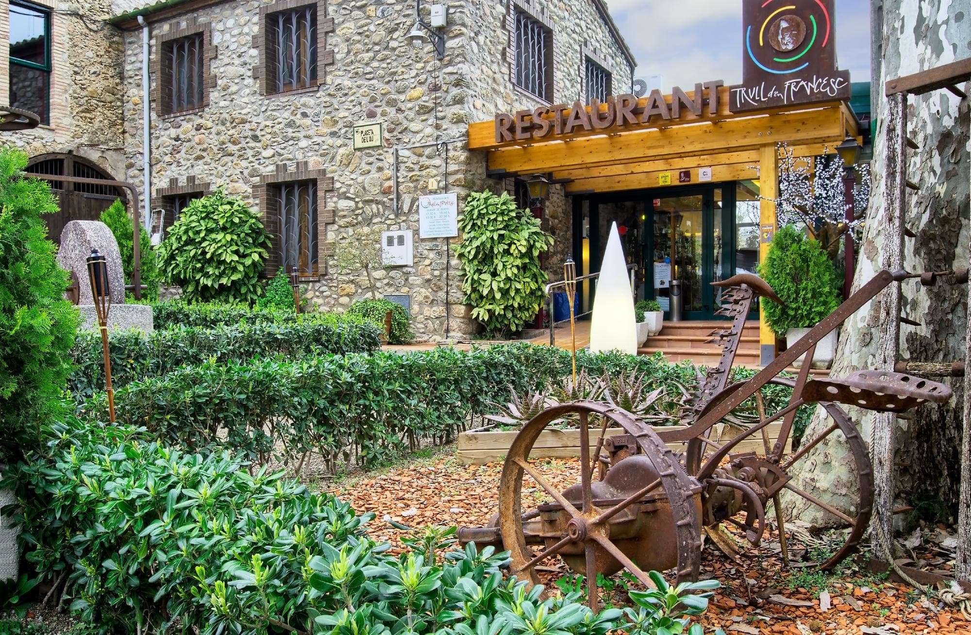 Detalle de la entrada TRULL D'EN FRANCESC Del Pueblo de Boadella d'Empordà, Girona. www.trull.in