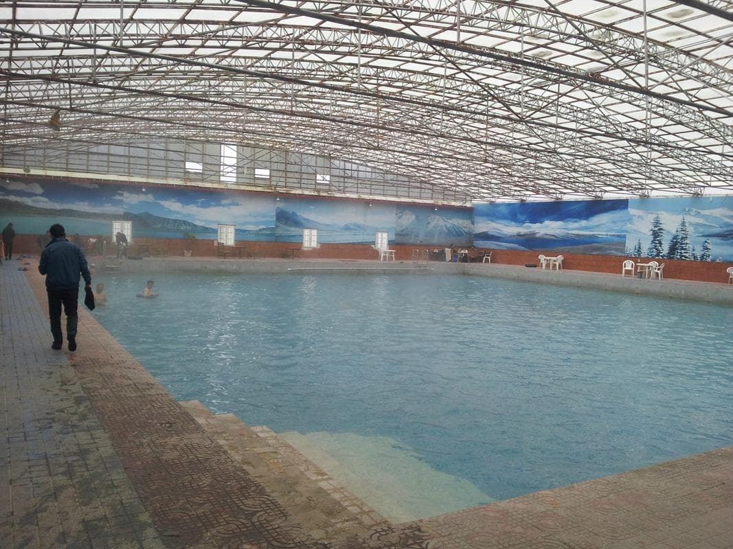Yangpachen Hot springs: the outdoor pool