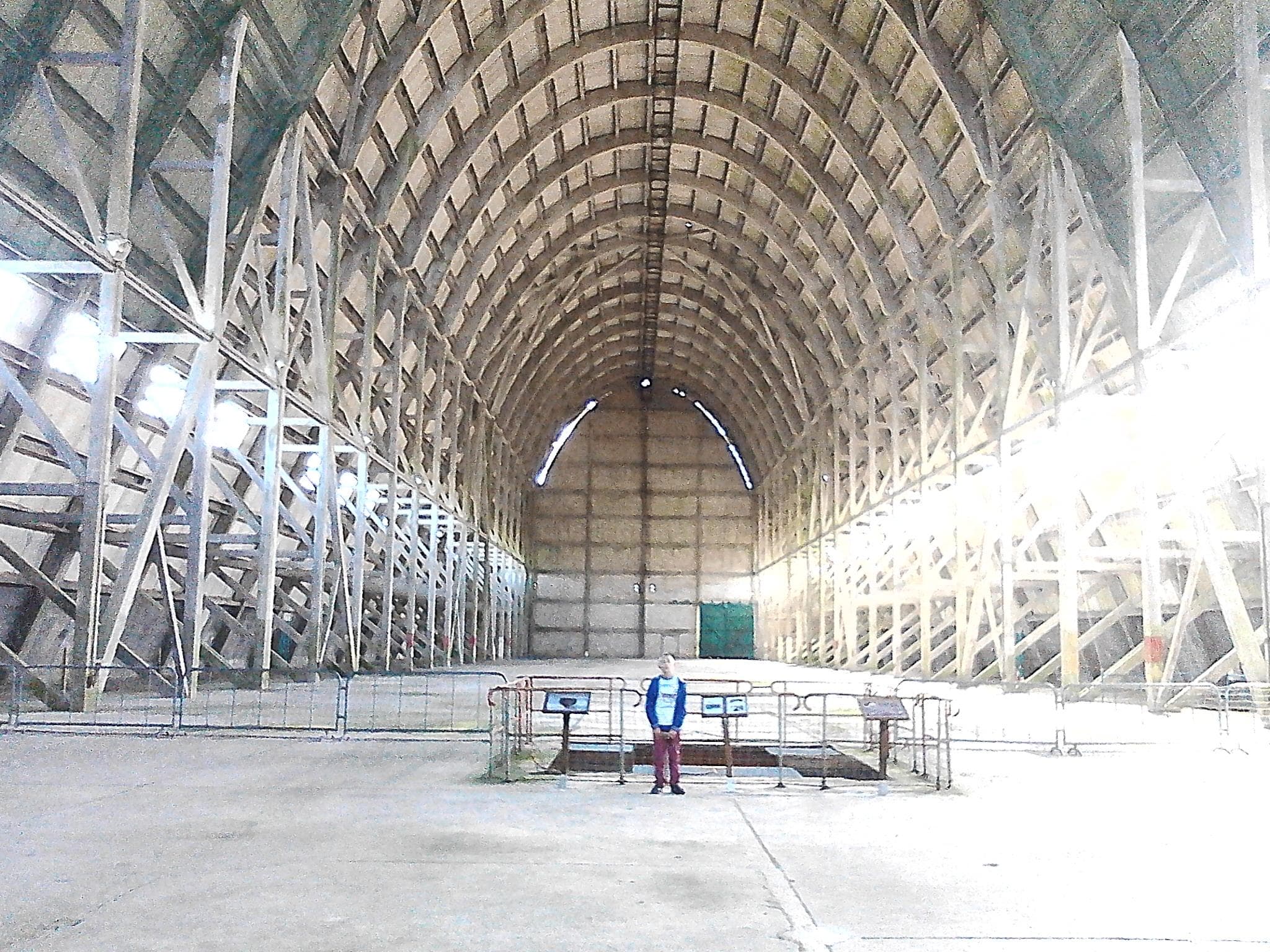 mon fils dans le dernier hangard a dirigeable de france...superbe