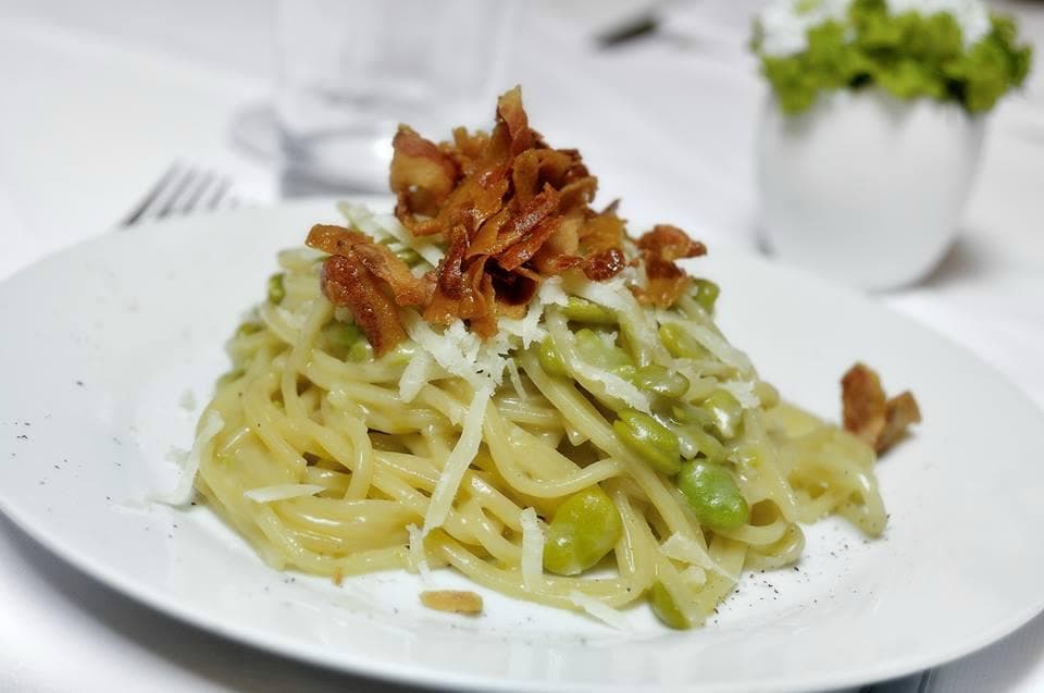 Umbricelli alle fave, pecorino e guanciale croccante