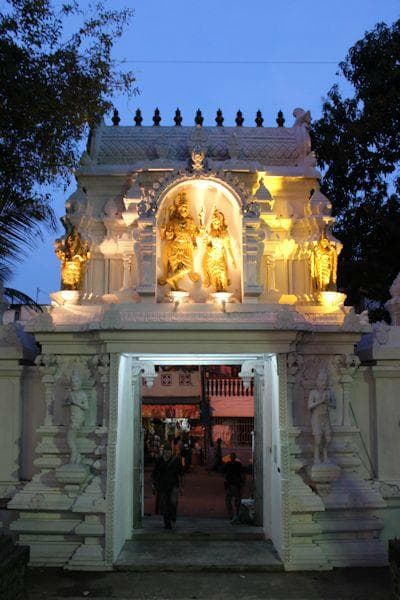Sri Ponnambalam Vanesar Kovil Behind the gate