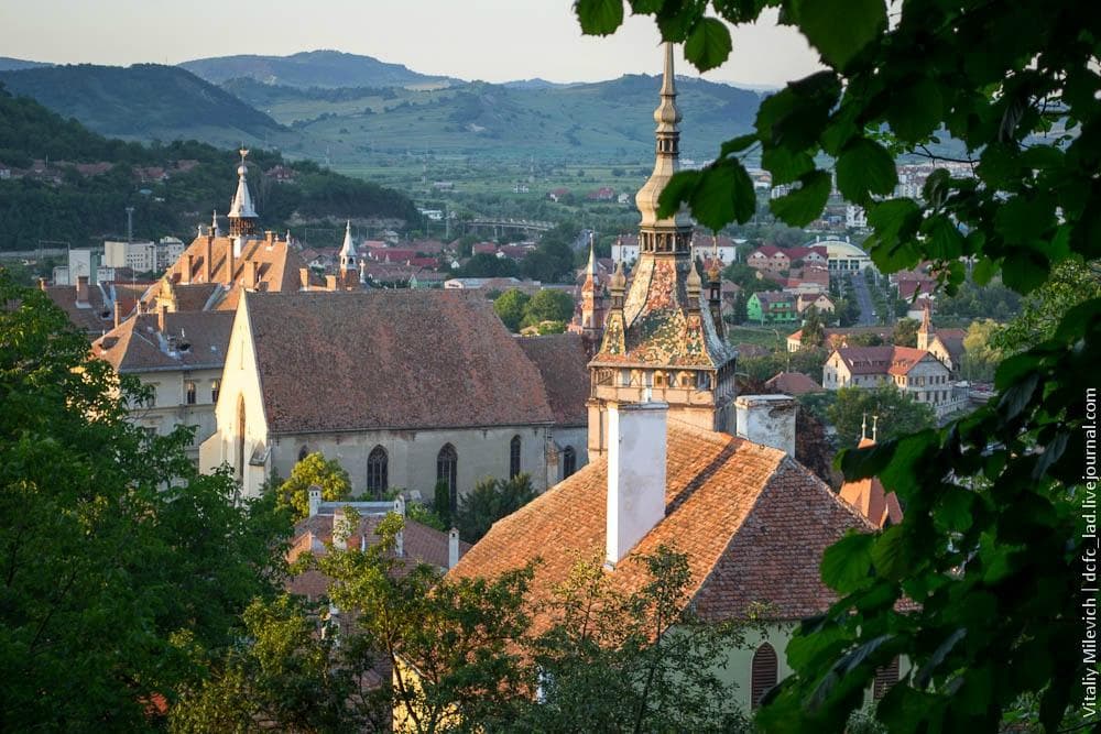 Вид на старый город с холма