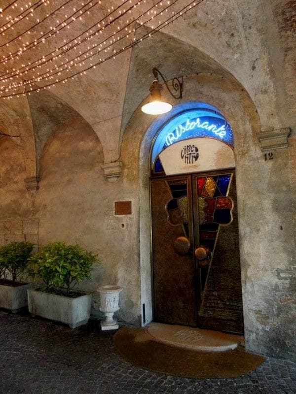 ресторанчик под арками Porta Altinia