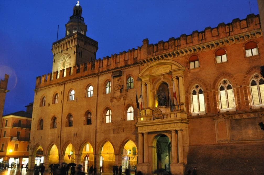 Palazzo del Podesta e piazza maggiore