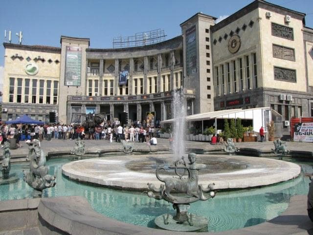 The square and zodiac fountain