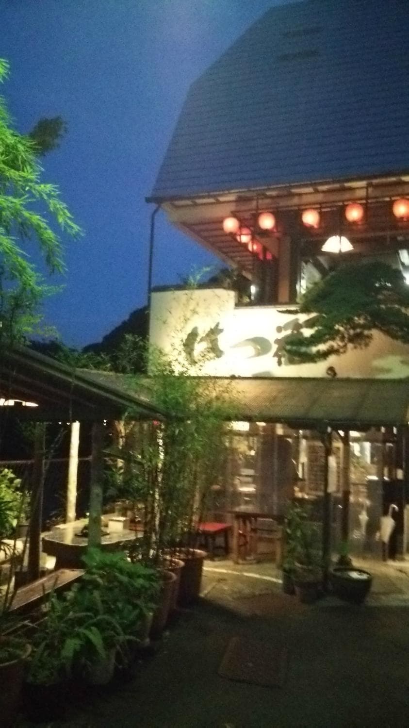 混雑時でも入口の外で座ってゆっくりと待つことができます。