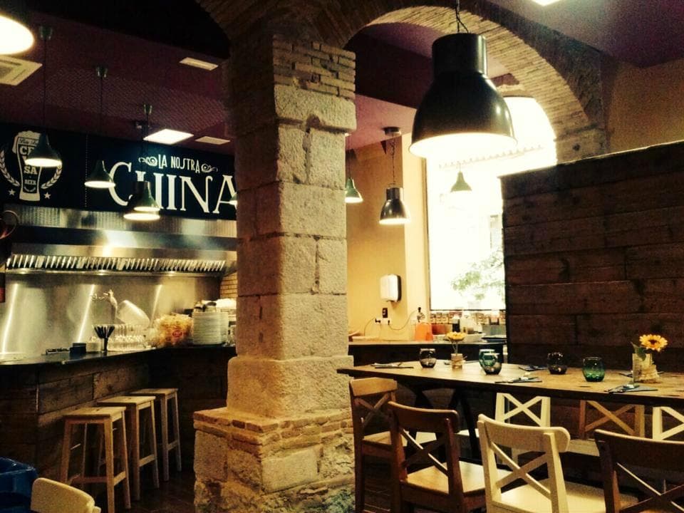 Otra vista de la barra y de la cocina abierta