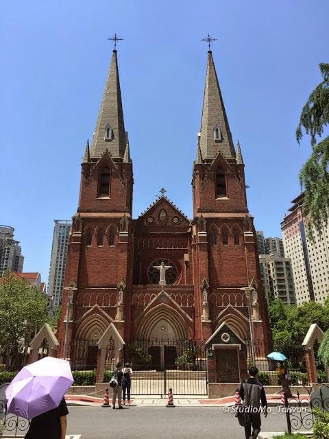 天主堂的正面,非常雄偉~