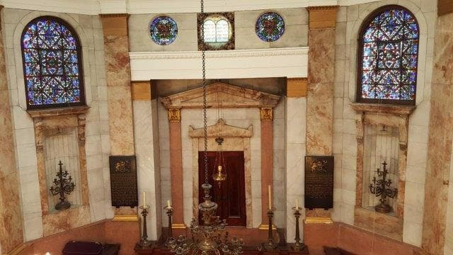 inside the shul of Sir Moses Montefiore