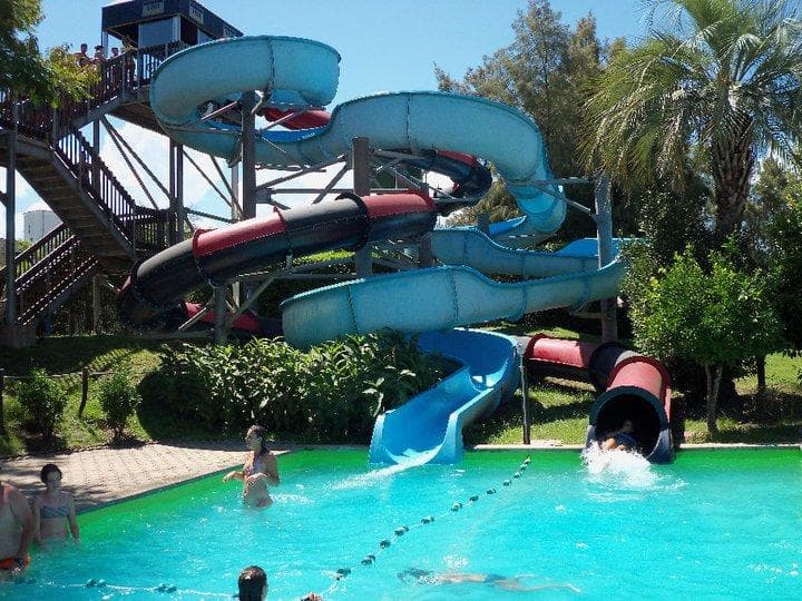 Estos toboganes se encuentran en el parque, pero no son los más altos. Estos son intermedios.