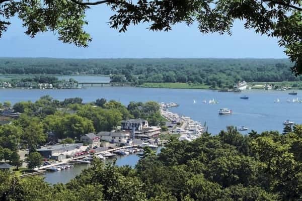 Descent to Oval Beach