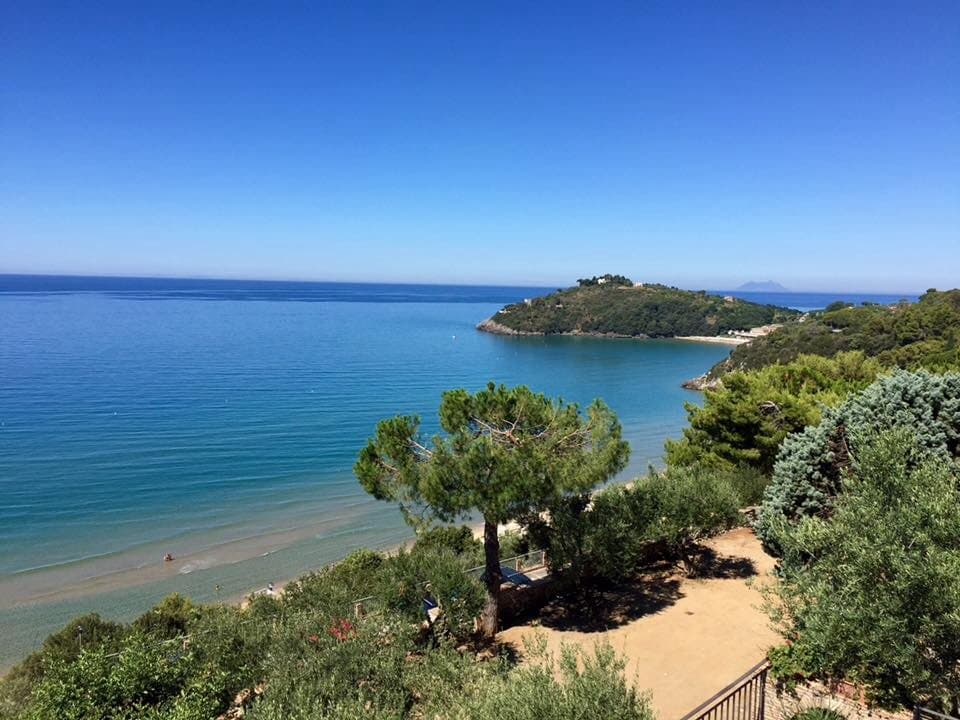 La spiaggia vista lungo la discesa dei 300 gradini