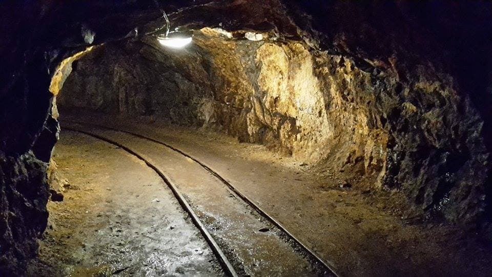 V nádvorí budovy ústi štôlňa Michal, ktorá bola adaptovaná na pivničné priestory.