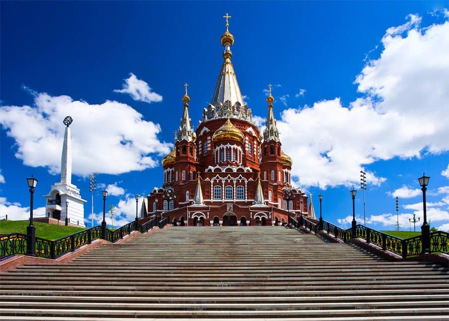 Широкая лестница ведущая к собору с ул. Карла Маркса.