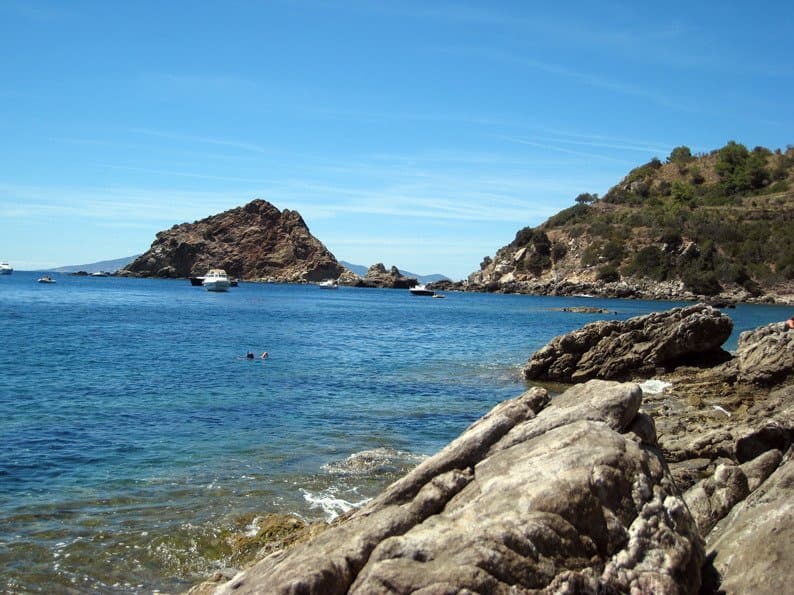 Cala Mar Morto con vista a Isola Rossa